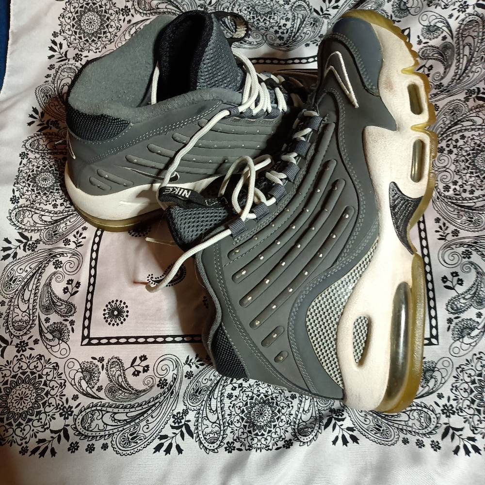 Ken Griffey Jr kicks